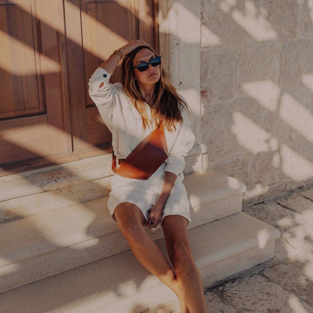 Bauchtasche in Whisky Braun mit weissem Sommeroutfit
