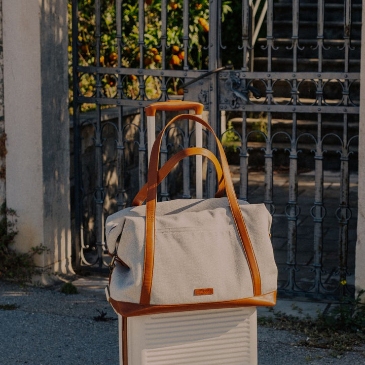 Canvas Weekender in Caramel auf einem Koffer