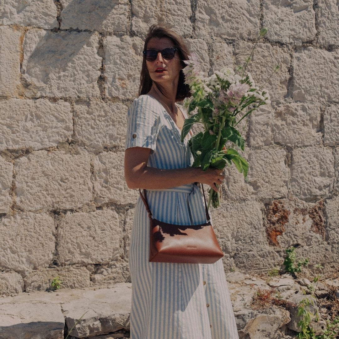 Easy Bag in Whisky Braun umgehängt an Frau in Sommerkleid in Blumen
