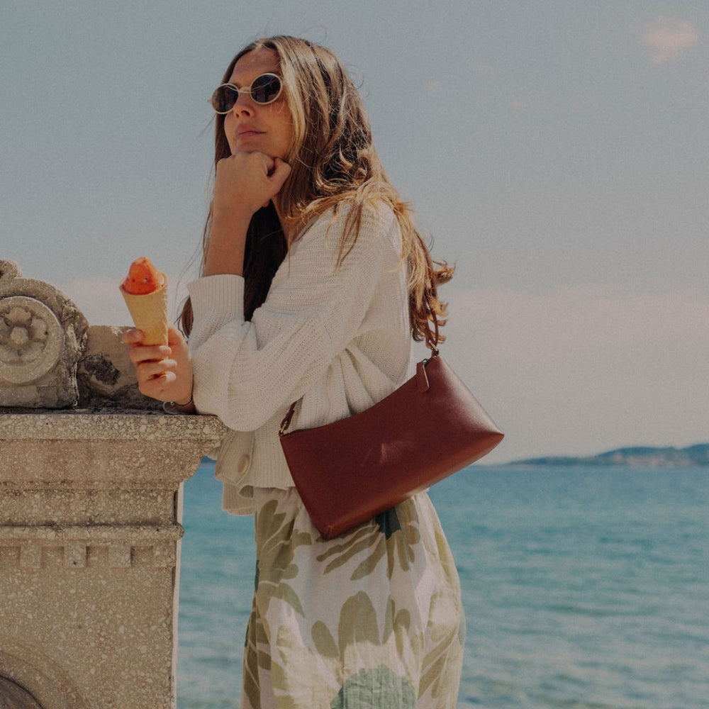 Easy Bag Whisky als Schultertasche getragen mit Eis in der Hand