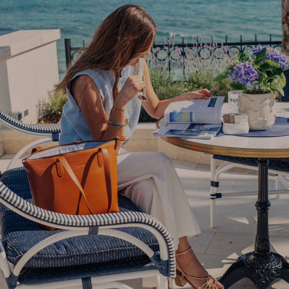 Everyday Shopper in Caramel auf Stuhl in mediterraner Terrasse