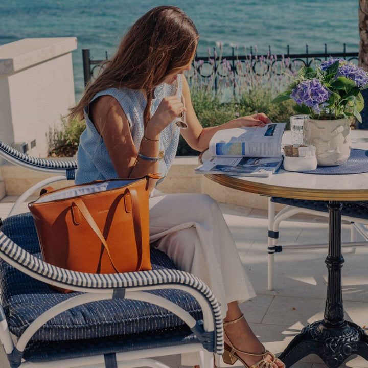 Everyday Shopper in Caramel auf Stuhl in mediterraner Terrasse