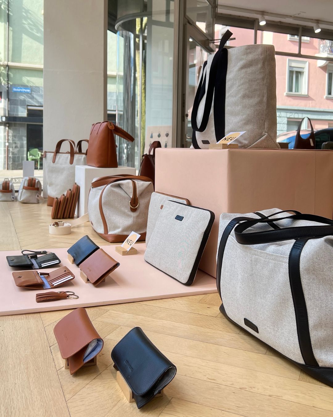 Detailaufnahme vom Schaufenster mit Canvas und Leder Accessoires