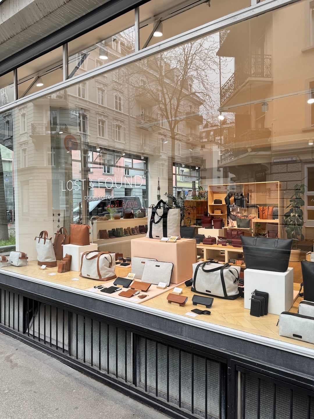Ladenschaufenster mit Canvas und Leder Accessoires
