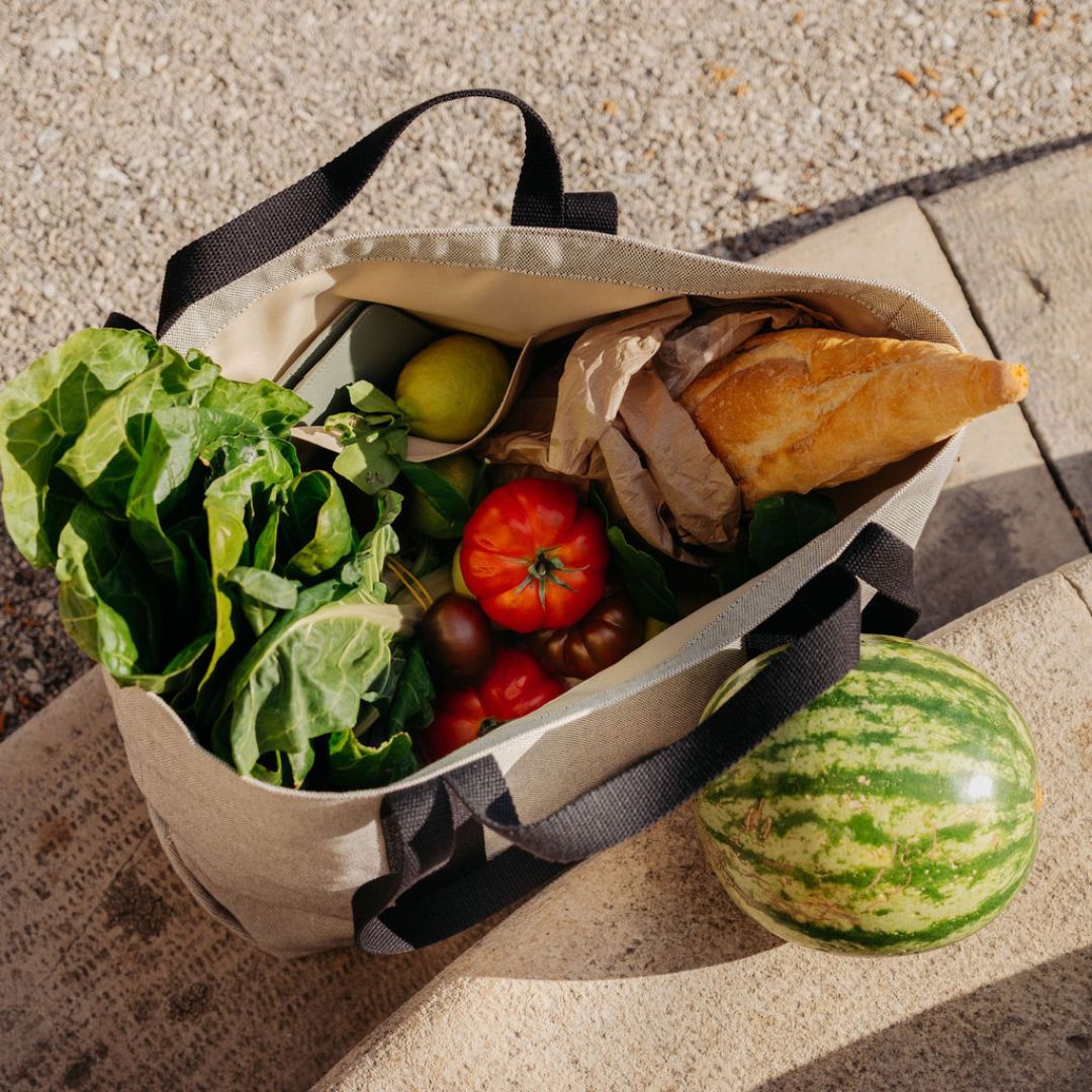 Market Shopper aus Canvas gefüllt mit Früchten und Gemüse