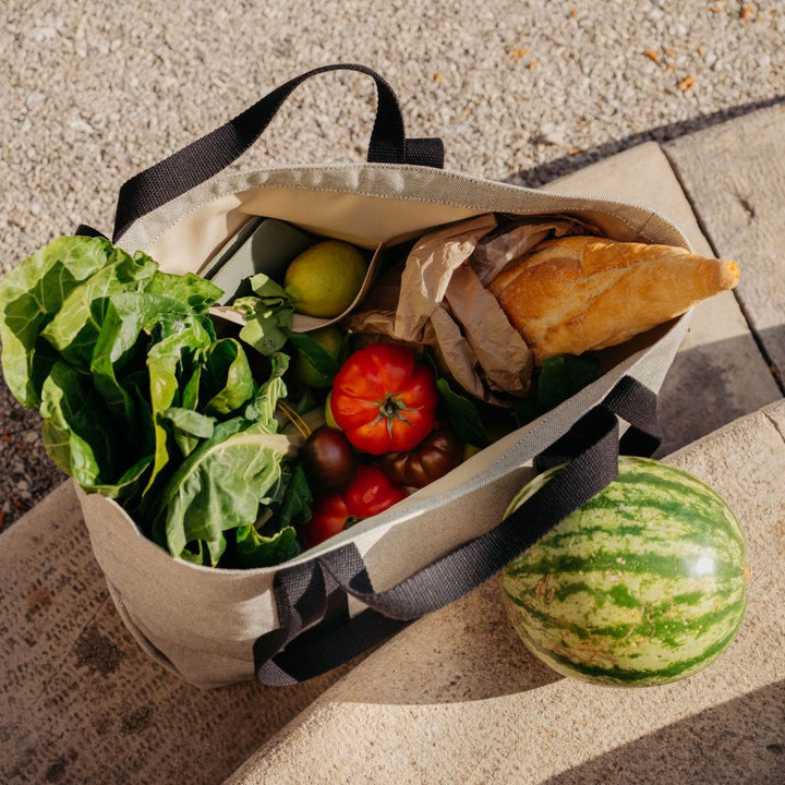 Market Shopper aus Canvas gefüllt mit Früchten und Gemüse