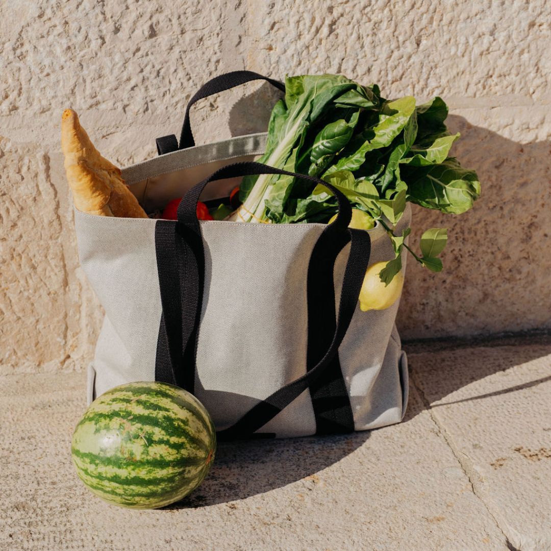 Market Shopper aus Canvas gefüllt mit frischen Früchten und Gemüse