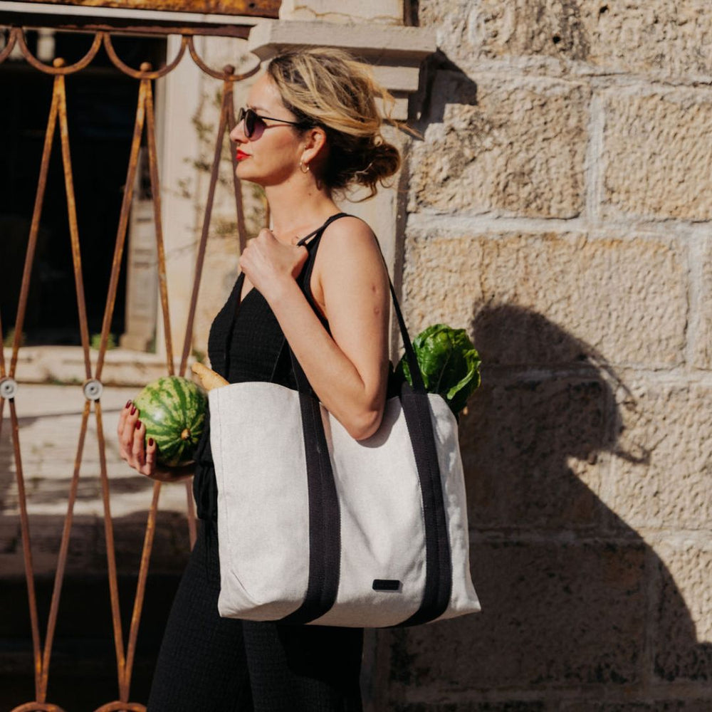 Market Shopper aus Canvas, von einer Frau getragen, gefüllt mit Einkäufen