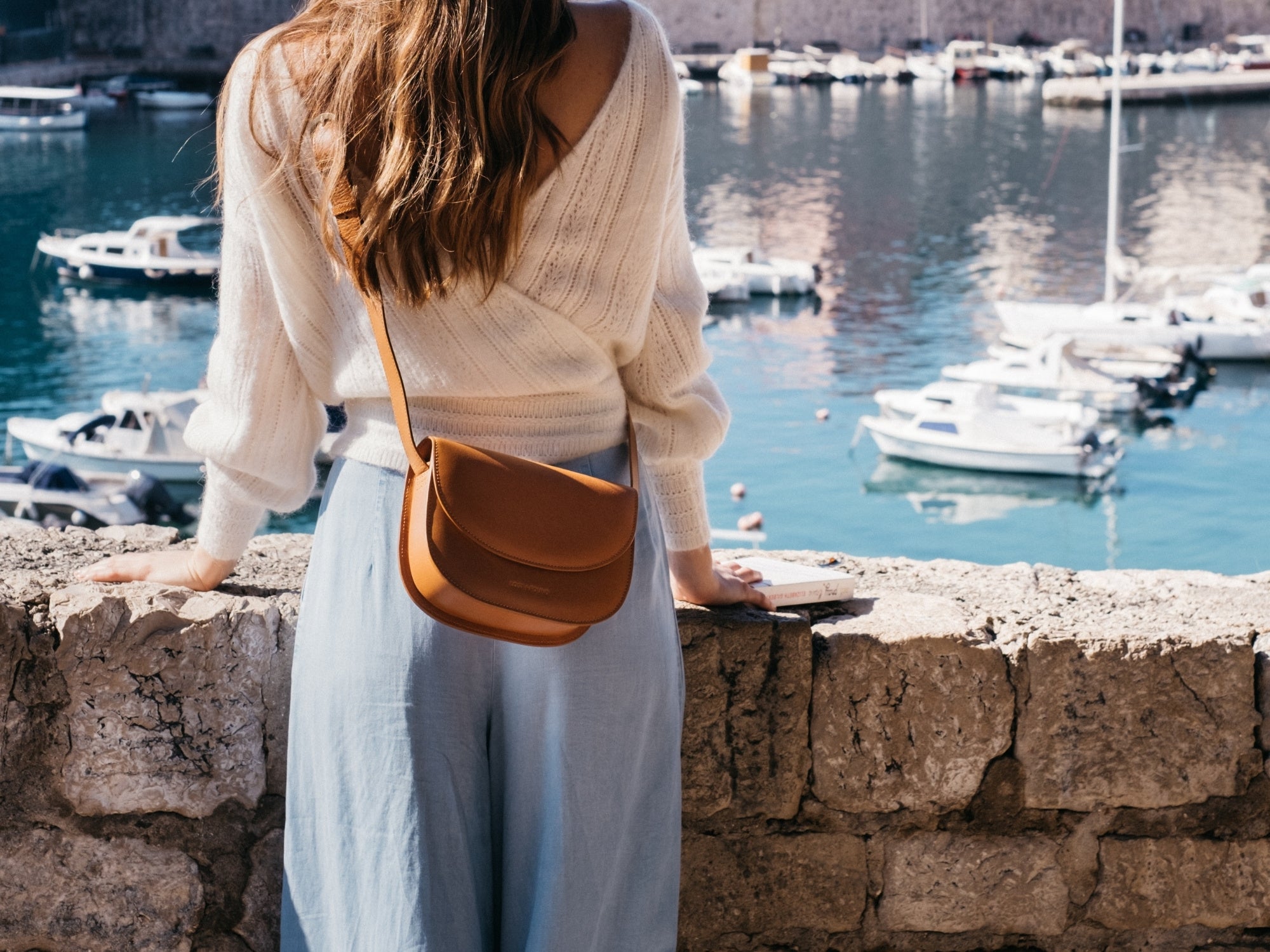 Satteltasche in Caramel Braun am Meer