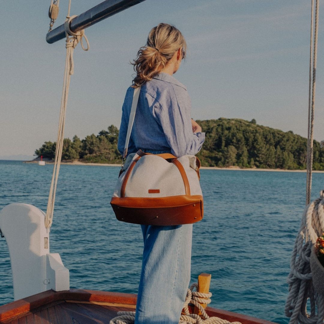 Weekender in Canvas Caramel auf Schiff umgehängt