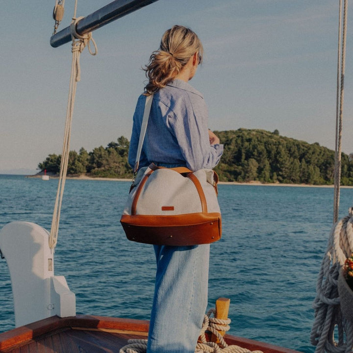 Weekender in Canvas Caramel auf Schiff umgehängt
