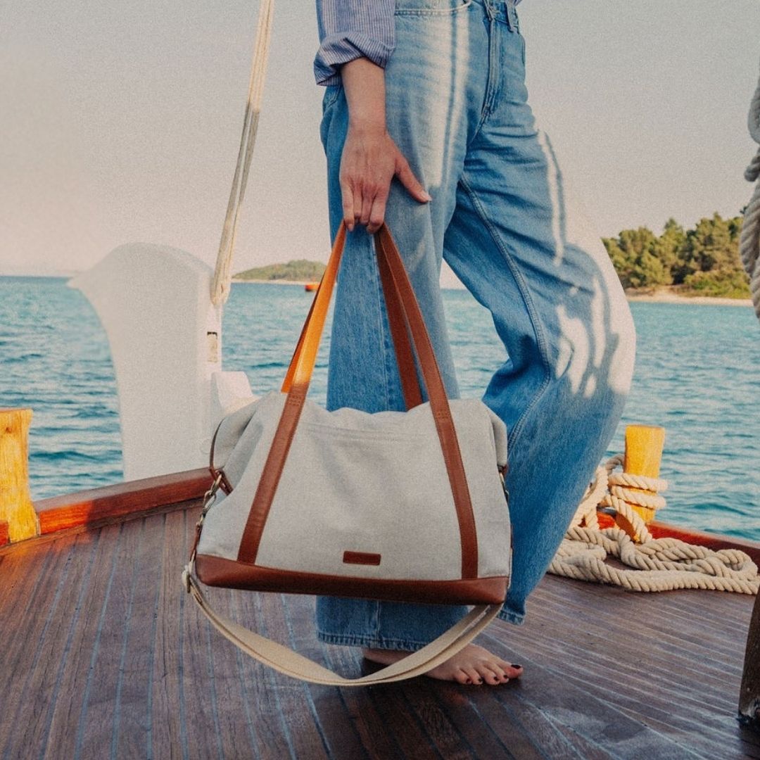 Weekender in Canvas Caramel auf dem Schiff
