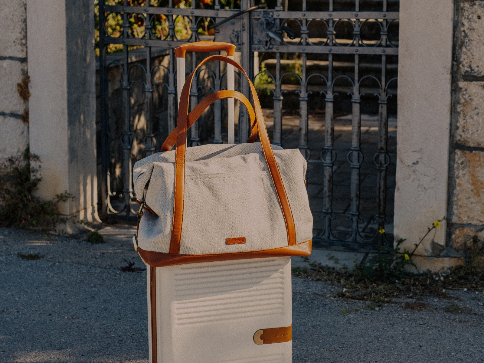 Weekender Canvas in Caramel auf einem Koffer