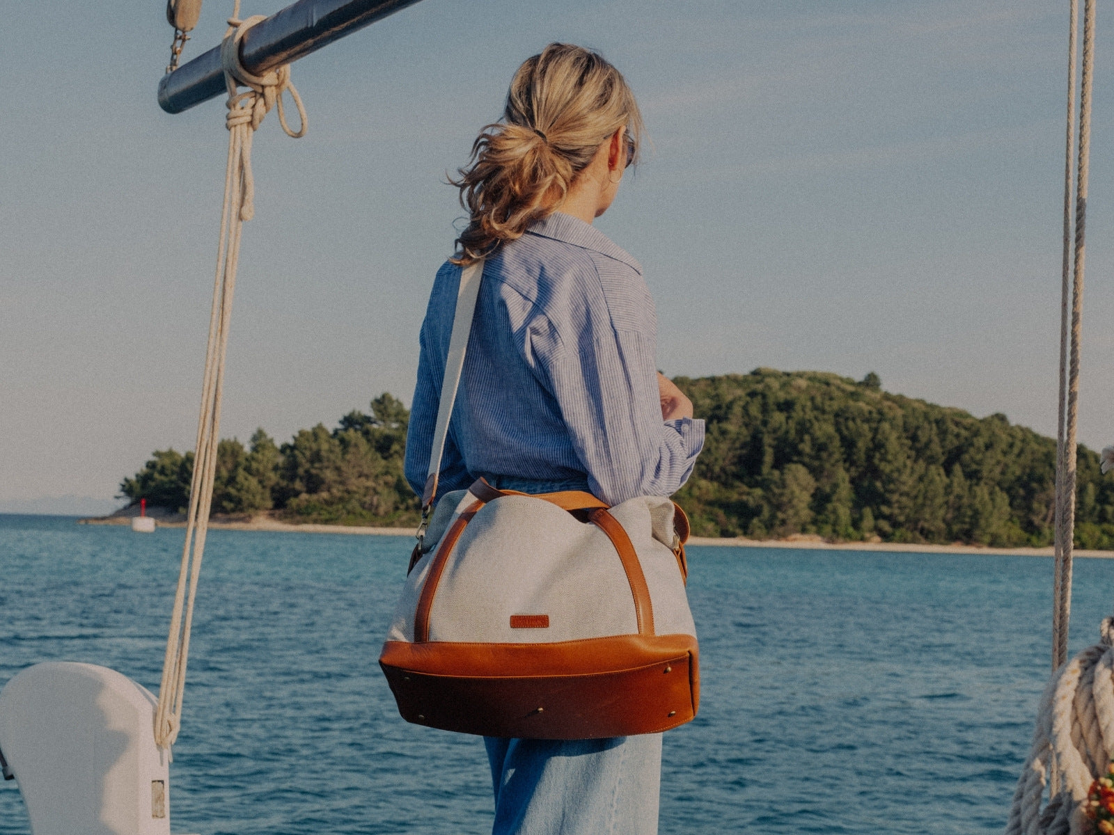 Weekender Canvas in Caramel mit Blick aufs Meer